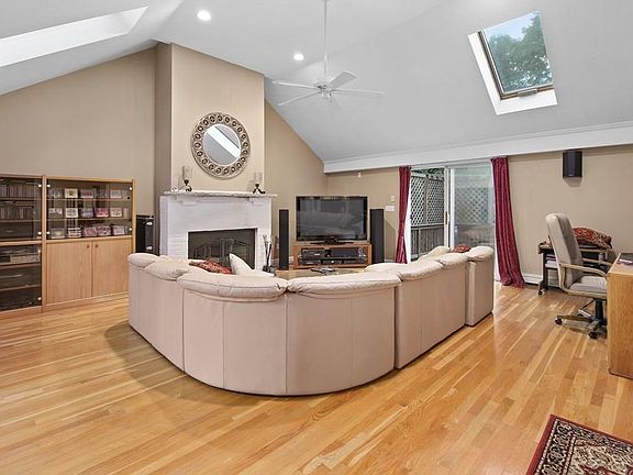 4th image of 43 Dale St Unit 43