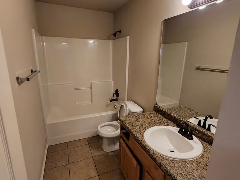208 E Southpointe Ave — Photo 6