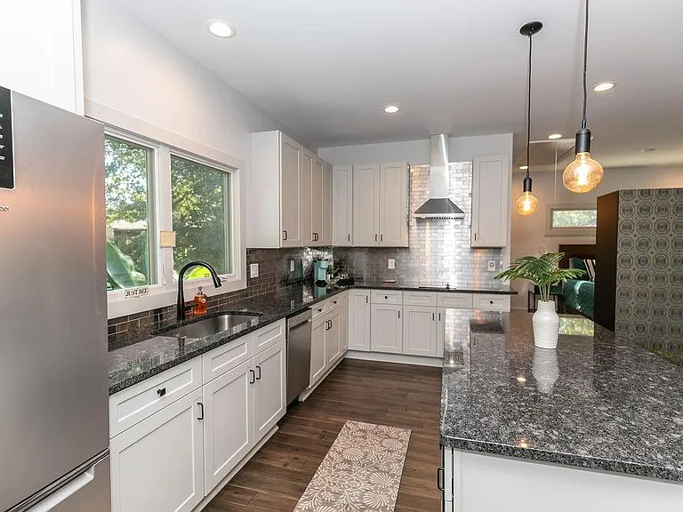 1084 Sanders Ave SE #B — Photo 9
