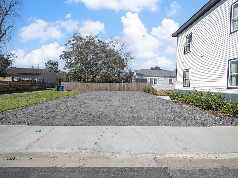 637 E Anderson St — Photo 23