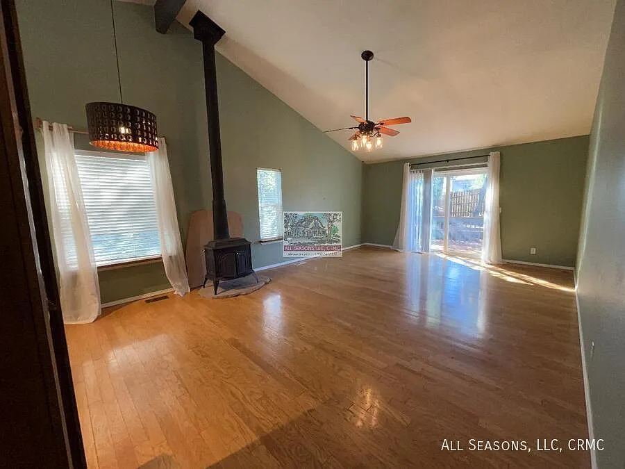 655 W Monument Street — Photo 2
