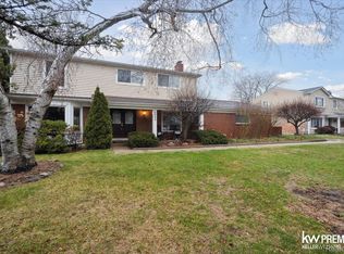 5584 Pembury Ln, West Bloomfield, MI