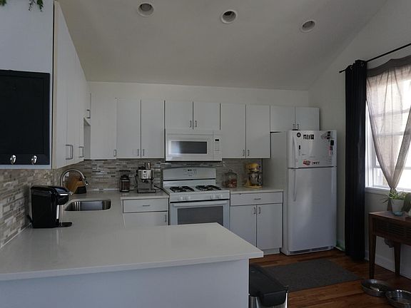 2nd image of 2650 N Marshfield Ave