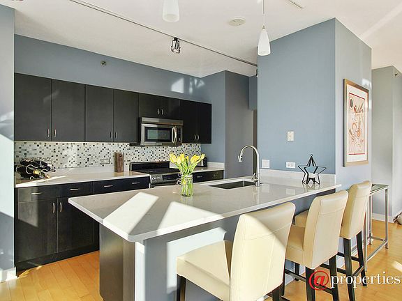 Highly upgraded kitchen w/new quartz counters