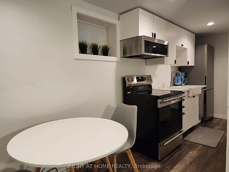 1599 Sandgate Cres #LOWER — Photo 4