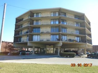 2304 Holiday Ter APT 202, Lansing, IL 60438