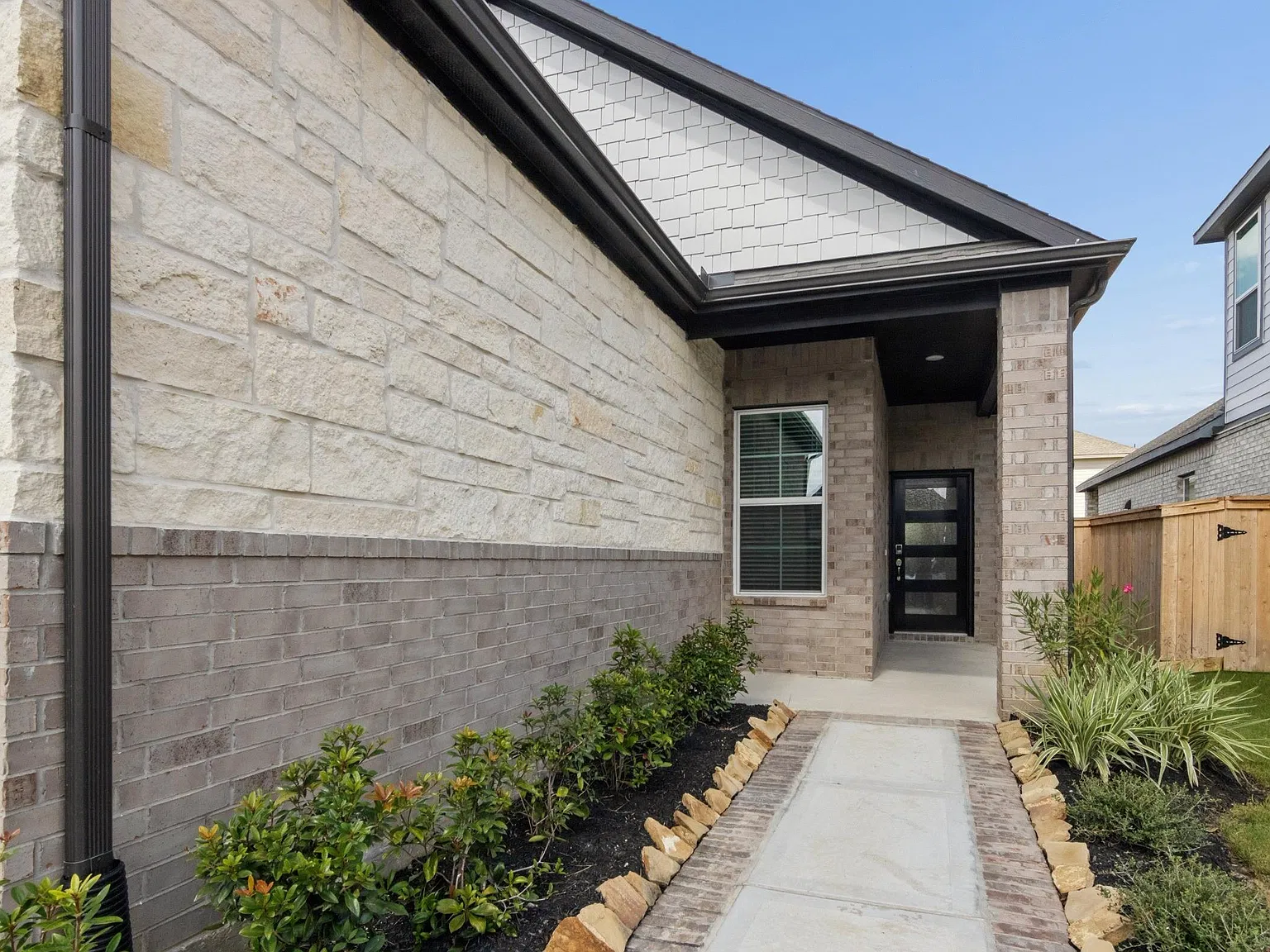 4 bed, 2.0 bath, 1625 sqft, $2,500 — Photo 4