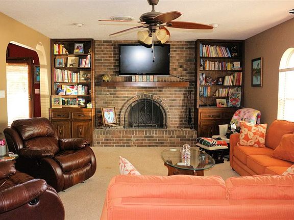 2nd image of 1401 Stratford Ln