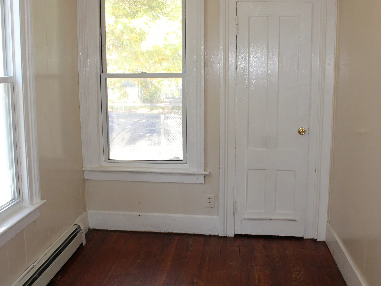 3 bed, 1.0 bath, 1041 sqft, $1,900 — Photo 4