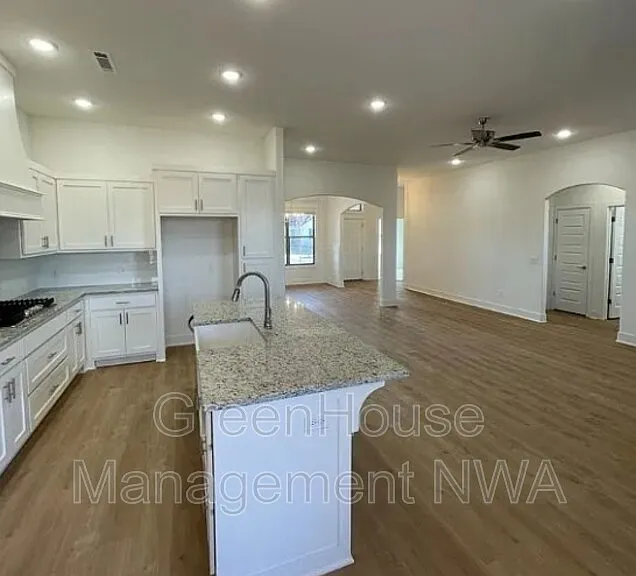 1574 Pershing St — Photo 11
