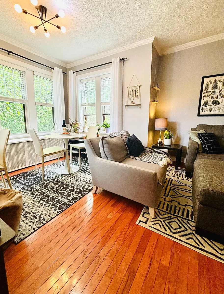 Building Photo - 647 W Sheridan Rd #4A