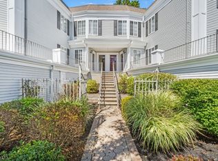 170 Riveredge Dr, Chatham, NJ 07928