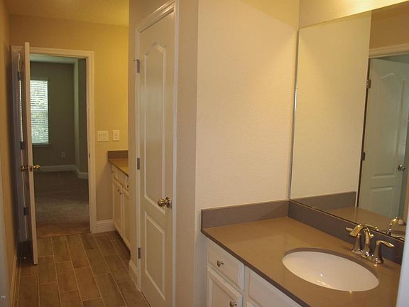 4th image of 90 Silver Creek Pl