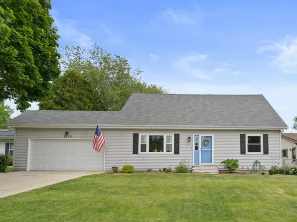 1602 Pebblewood Dr, Sycamore, IL 60178