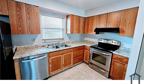 3 bed, 975 sqft, $2,447 — Photo 2