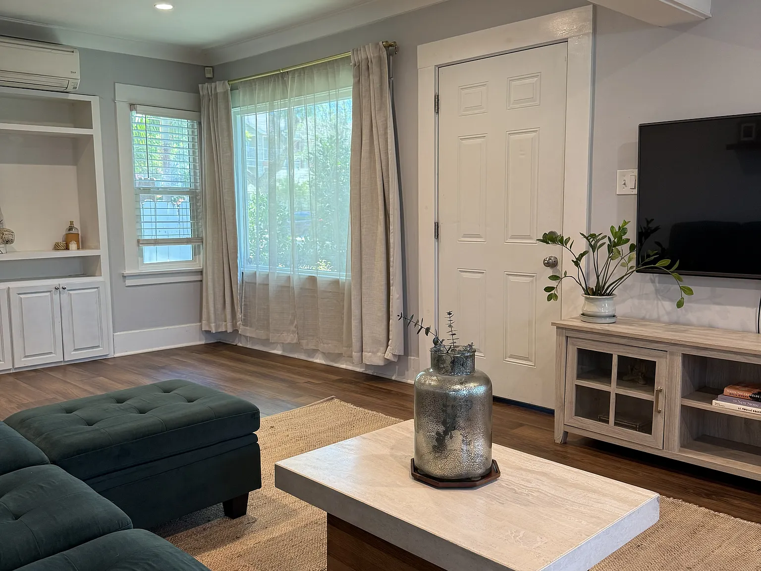 2 bed, 1011 sqft, $4,000 — Photo 3