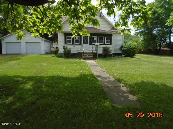109 N Stanford Rd, Flora, IL 62839