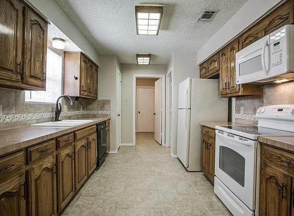 3rd image of 2921 Echo Dr