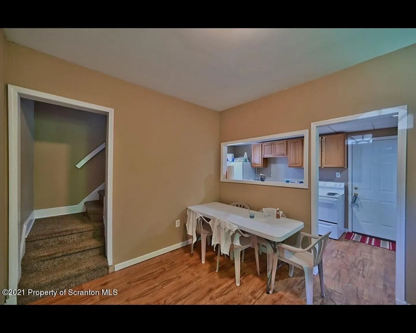 3 bed, 938 sqft, $1,300 — Photo 2