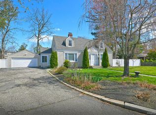 86 Horton Place, Syosset, NY