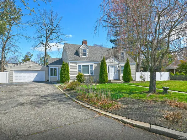 86 Horton Place, Syosset, NY 11791