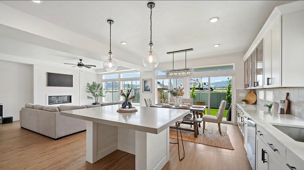 5 bed, 2990 sqft, $3,250 — Photo 2