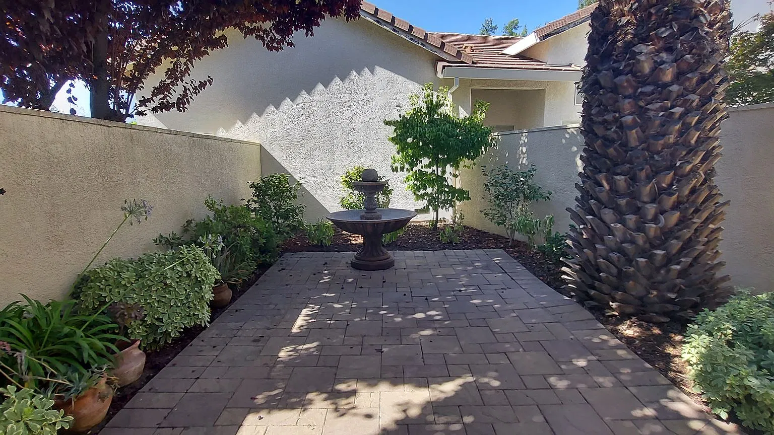 East Roseville, Quiet, Peacful Setting, Beautiful Courtyard entrance 3 Bedroom 2.5 Bathroom, Loft... — Photo 4