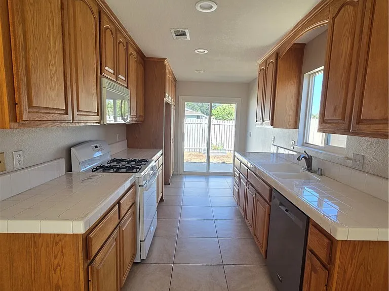 394 N Clinton St — Photo 13
