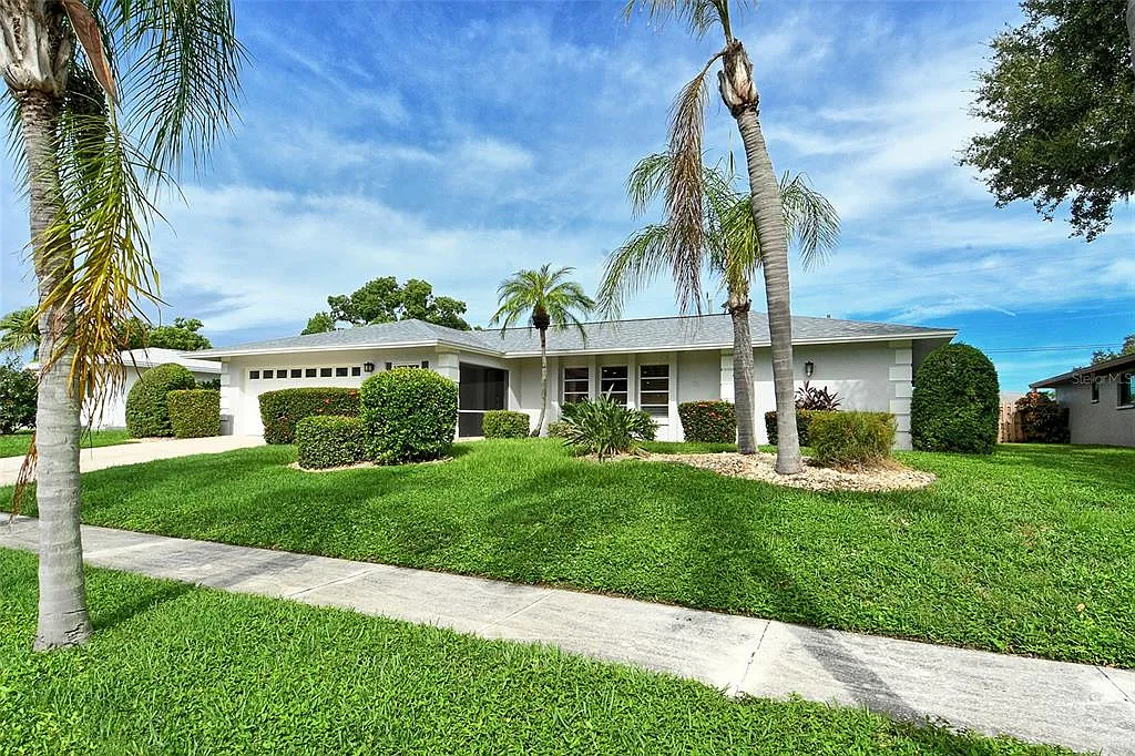 3 bed, 2.0 bath, 2084 sqft, $8,000 — Photo 3