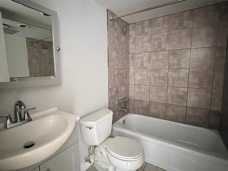 1731 SE 15th St #503 — Photo 6