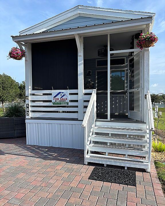Beautiful screen porch 