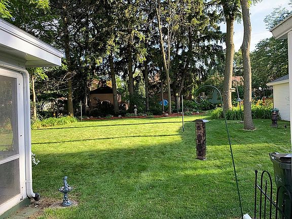 3rd image of 609 Aspen St