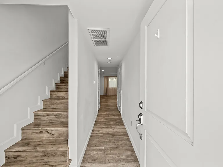 9104 Burnet Ave — Photo 11