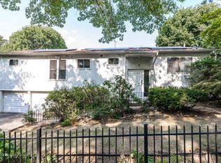 9 Carriage Rd, Great Neck, NY 11024