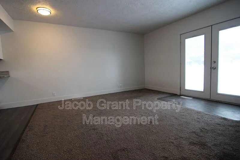 Building Photo - 1474 S Falcon Dr