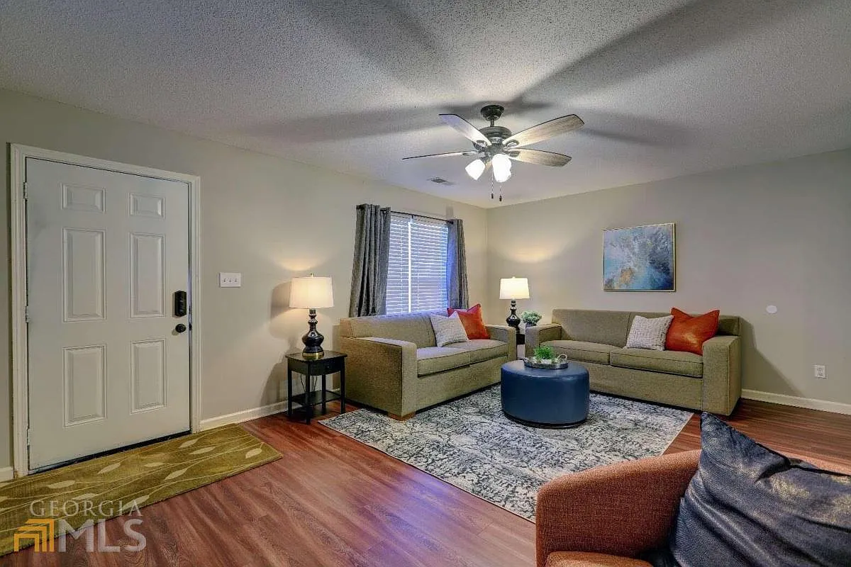 3 bed, 2.5 bath, 100 sqft, $3,600 — Photo 3
