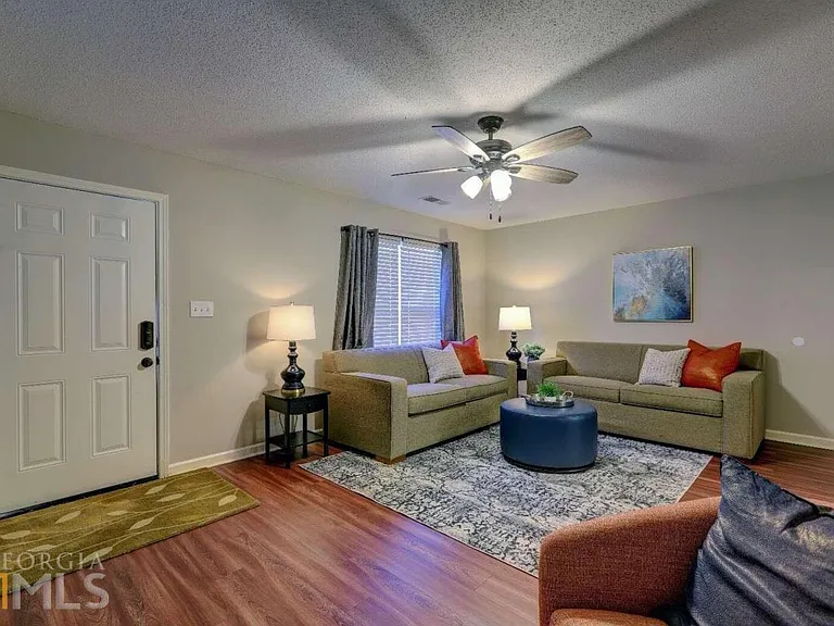 7271 Crestside Dr — Photo 3