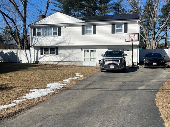 97 Coweeset Dr, Brockton, MA 02301