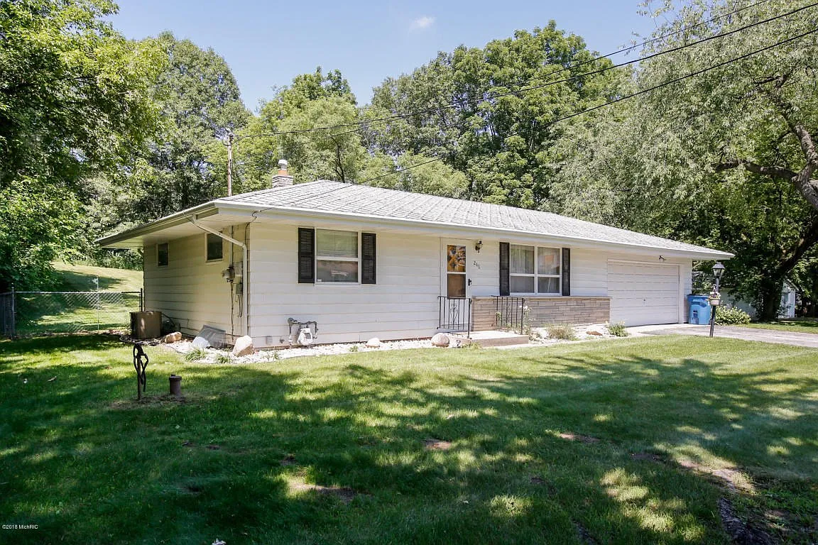 246 Auburn St photo 1