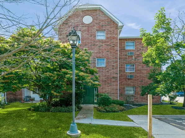 551 Leah Ln APT 2B, Woodstock, IL 60098
