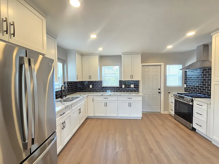 6327 California Ave — Photo 5