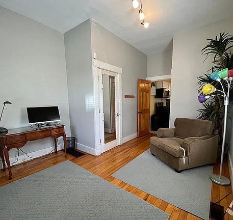 5th image of 922 Vine St