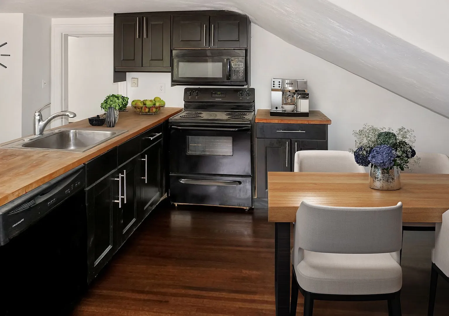 Updated 2 Bedroom, 1 Bathroom Apt in Berwyn! — Photo 2