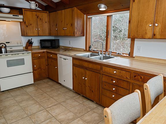 4th image of 648 Old Montauk Hwy