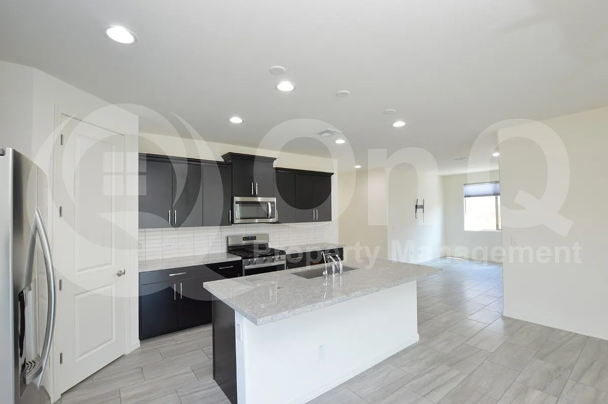 3 bed, 2.0 bath, 1921 sqft, $2,350 — Photo 4