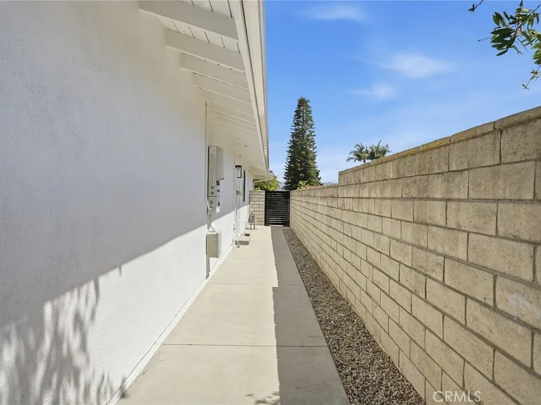 520 W Country Hls — Photo 36