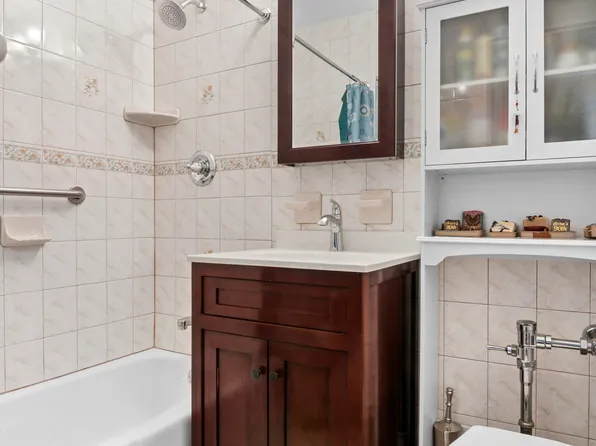 1199 East 53rd Street image 9 of 9