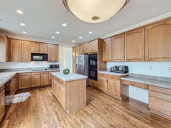 3rd image of 1009 Topaz St