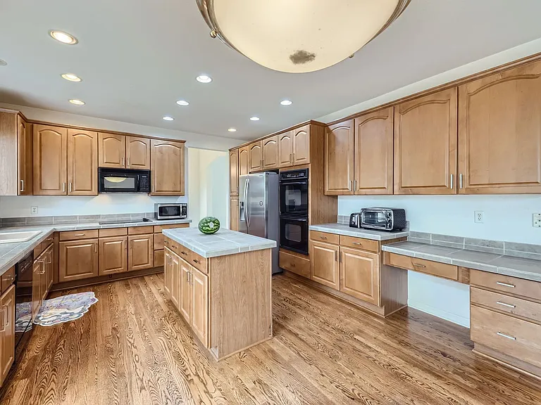 1009 Topaz St — Photo 3