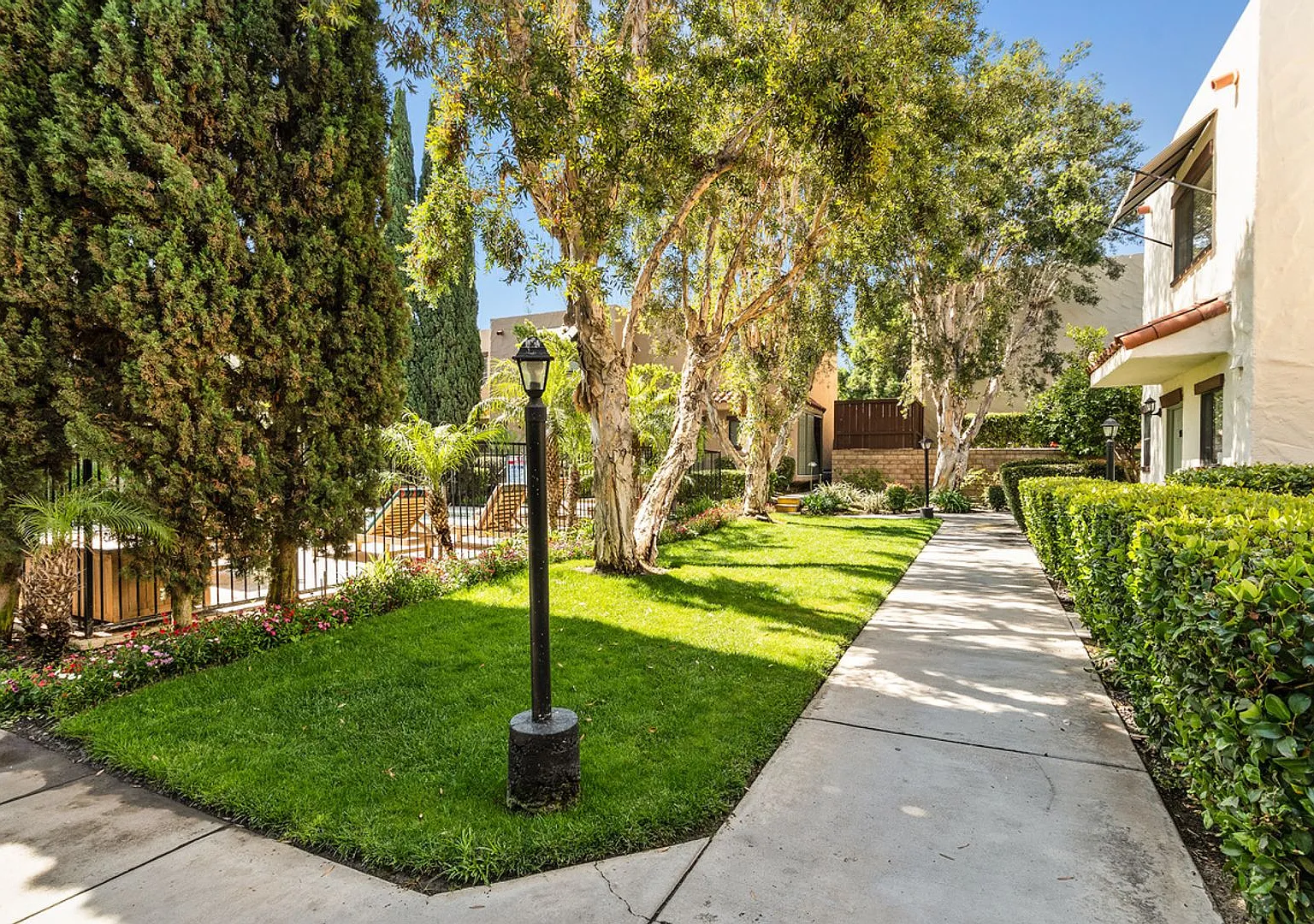 Casa Lane Townhomes — Photo 3
